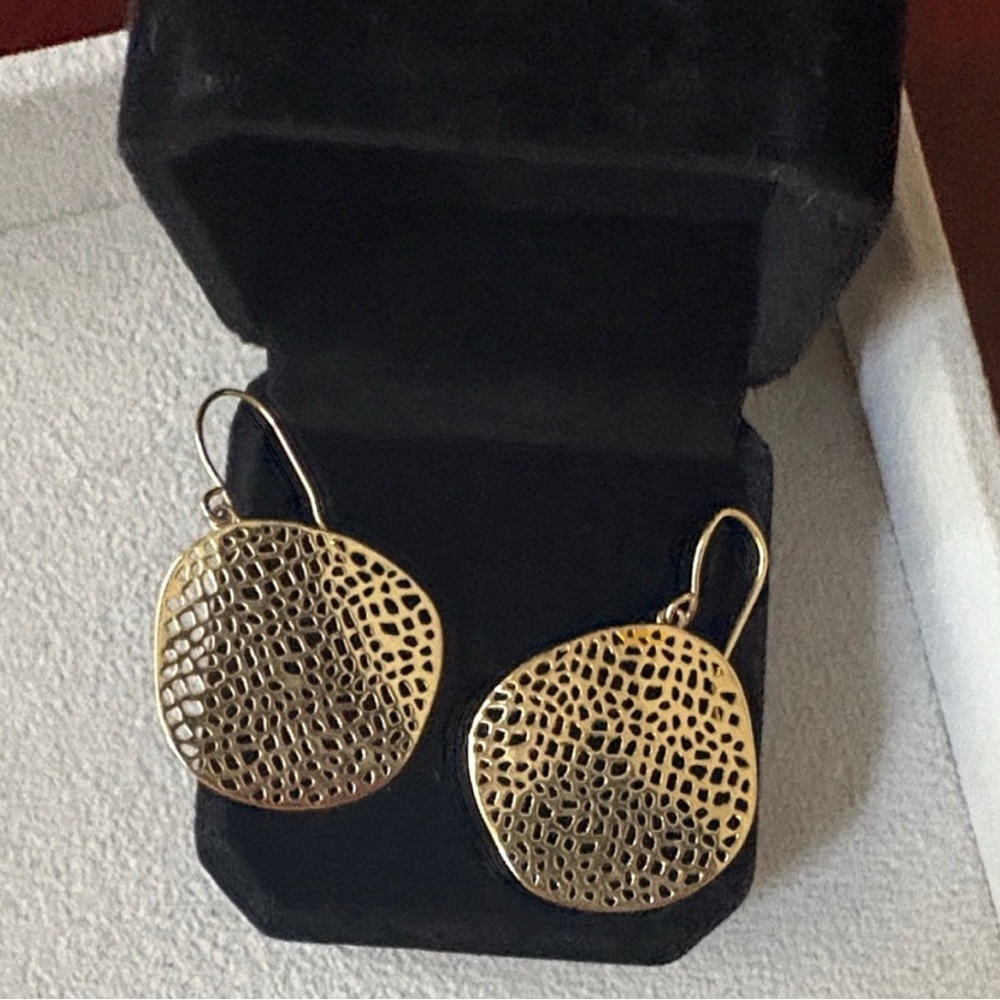8 pieces of Jewelry
5 Earrings, 3 necklaces